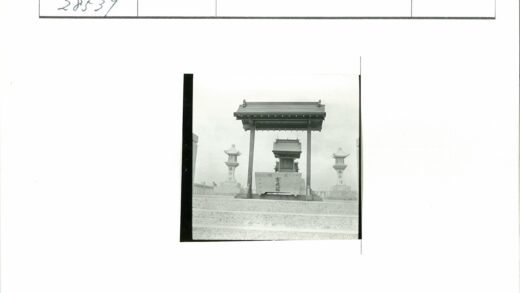 石阶神社与石灯笼黑白照.jpg