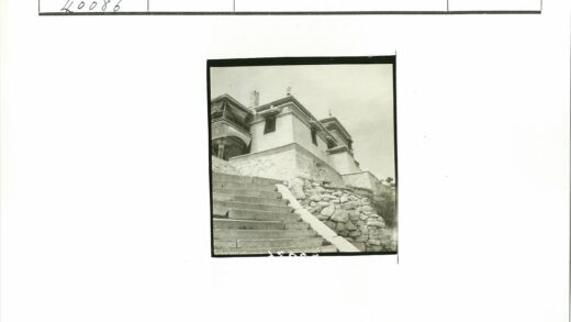 石阶通向华丽建筑晴空背景.jpg
