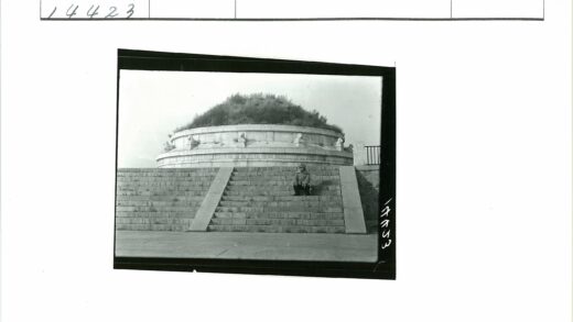 石阶通向圆形植被建筑.jpg
