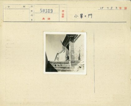 石阶顶端华丽砖墙建筑.jpg