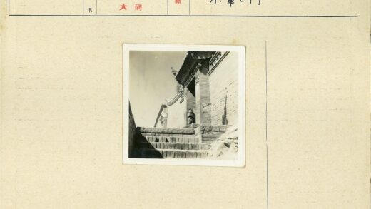 石阶顶端华丽砖墙建筑.jpg