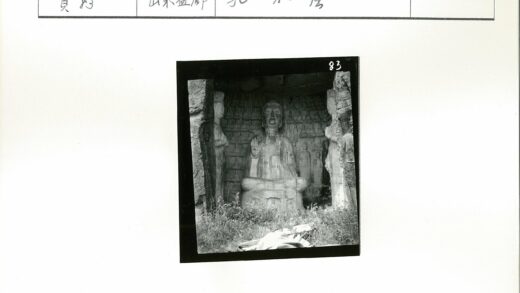 石雕人物坐像与围栏景观.jpg