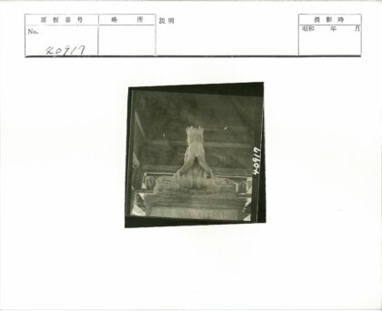 石雕人物坐像与木梁铭文.jpg