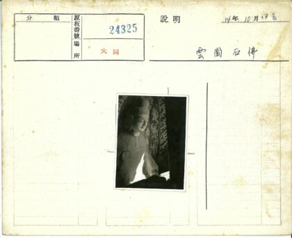 石雕佛像特写与背景雕刻.jpg