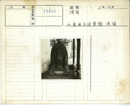 石雕坐像与两侧人物.jpg