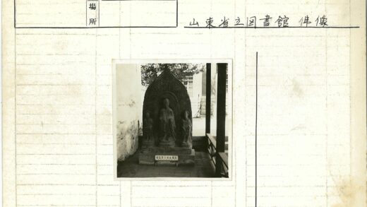 石雕坐像与两侧人物.jpg