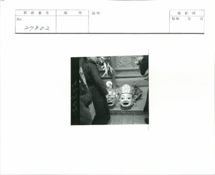 石雕墙旁装饰面具与围观者.jpg
