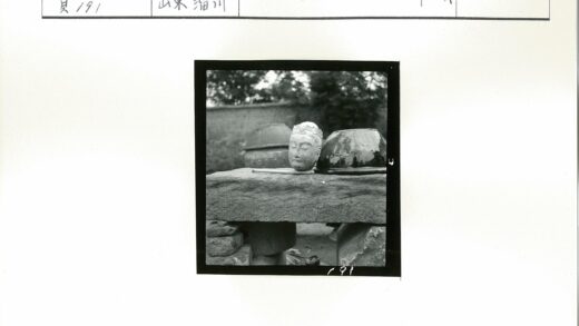 石雕头像与陶罐文物展示.jpg