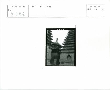 石雕宝塔屋顶与坐佛浮雕.jpg