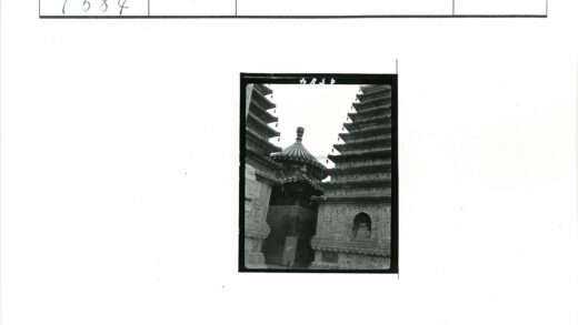 石雕宝塔屋顶与坐佛浮雕.jpg