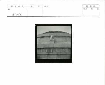 石雕建筑与狮子雕塑草顶.jpg