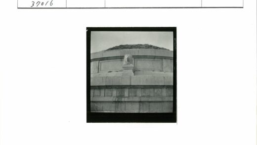 石雕建筑与狮子雕塑草顶.jpg
