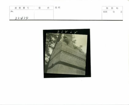 石雕狮子与复杂花纹特写.jpg
