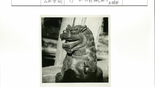 石雕狮子特写户外树木背景.jpg