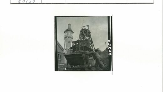 矿区工人推车历史建筑背景.jpg