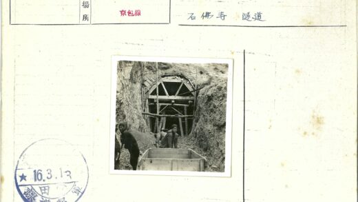 矿山工人与木结构入口工作场景.jpg