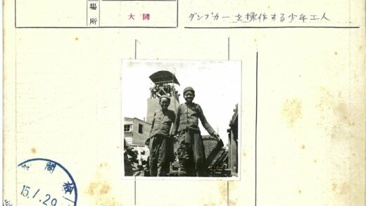 矿工与采矿建筑合影.jpg