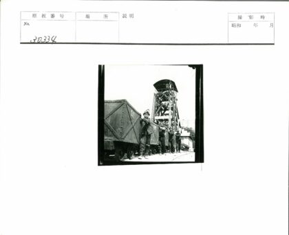 矿工与金属容器木车工作场景.jpg