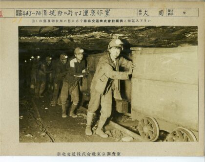 矿工推手推车地下作业.jpg