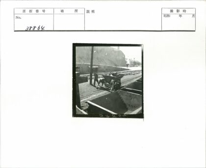 矿工推车铁轨岩石景观.jpg