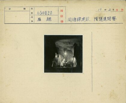 矿工提灯笼山洞劳作.jpg