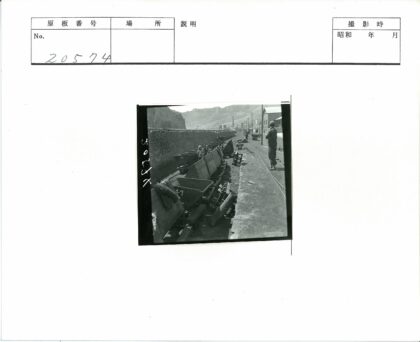 矿车与工业山地景观.jpg
