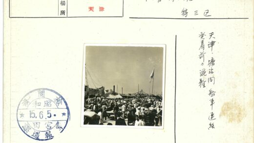 码头人群与桥梁历史场景.jpg