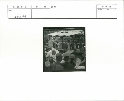 码头人群聚集白色遮阳篷船.jpg