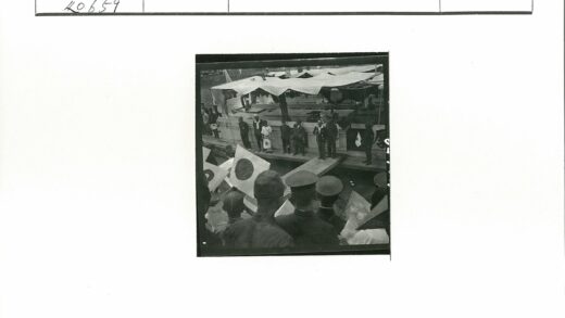 码头人群聚集白色遮阳篷船.jpg