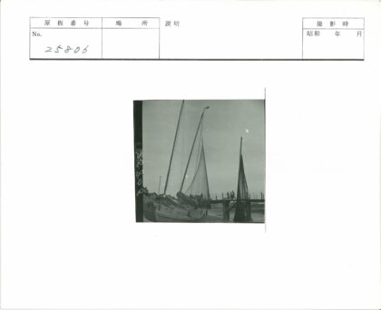 码头帆船与行人桥景.jpg