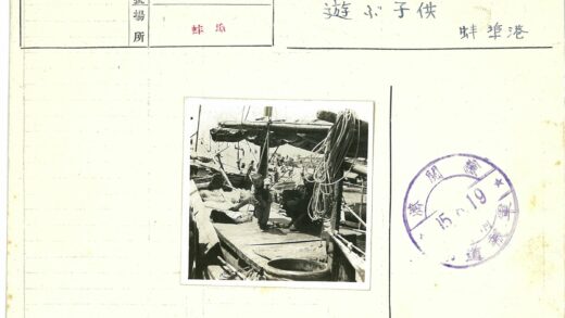 码头父子与渔船生活.jpg
