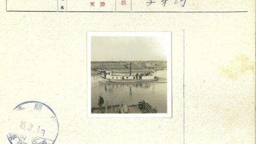 码头站人与船航行的河景.jpg