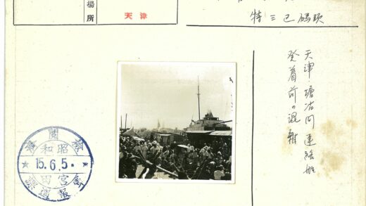 码头繁忙人群聚集景象.jpg