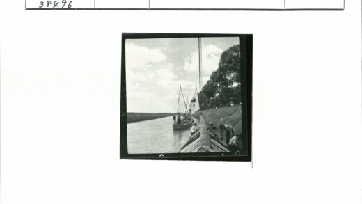 码头船只与岸景.jpg