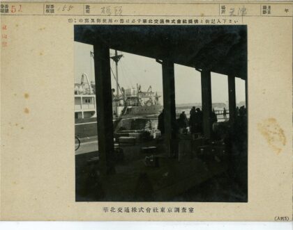 码头船只停泊与装卸场景.jpg