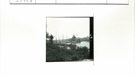 码头起重机与高桅船河景.jpg