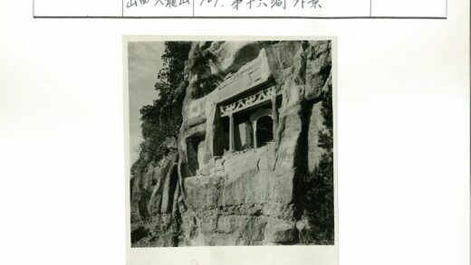 砂岩悬崖古雕窗景.jpg