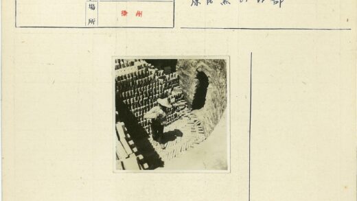 砖堆旁的宽边帽男子隧道入口.jpg