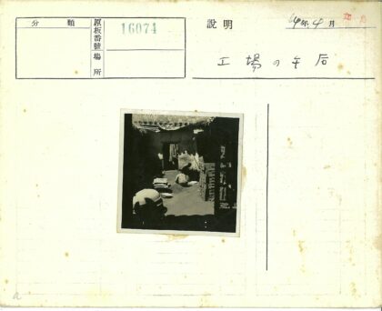 砖堆茅草屋与集装箱场景.jpg