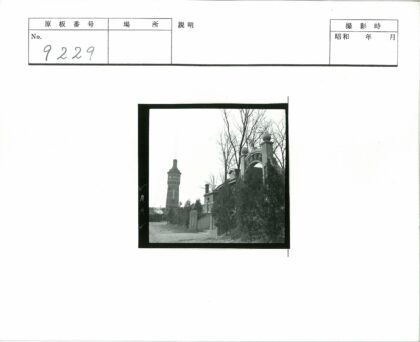 砖塔拱门石柱小径景观.jpg