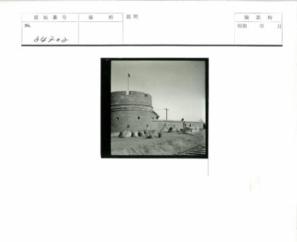 砖塔旗帜与铁路货堆.jpg