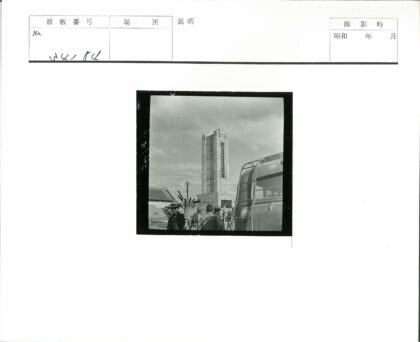 砖塔铭文与公交车历史场景.jpg