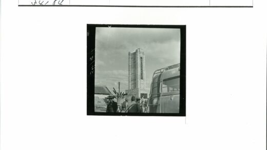 砖塔铭文与公交车历史场景.jpg
