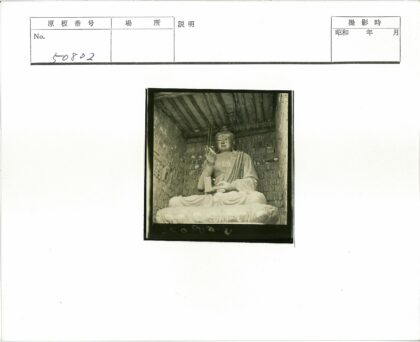砖墙内坐佛雕像.jpg