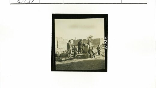 砖墙前人群围井老建筑背景.jpg
