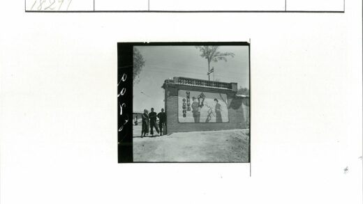 砖墙前四人观三人壁画.jpg