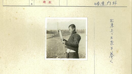 砖墙前放风筝的人.jpg