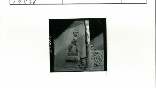 砖墙前狮子石像木桩基座.jpg