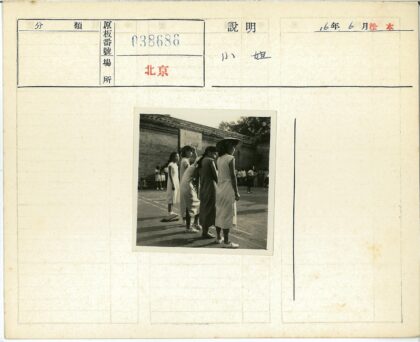 砖墙前的年轻女子群像.jpg