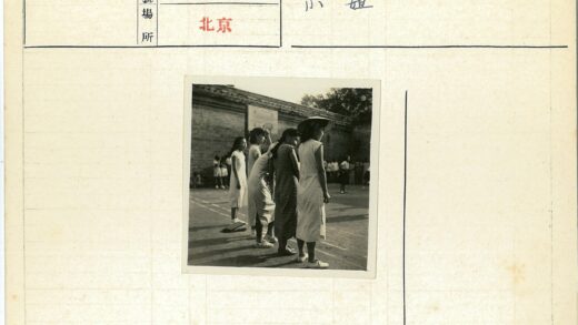 砖墙前的年轻女子群像.jpg